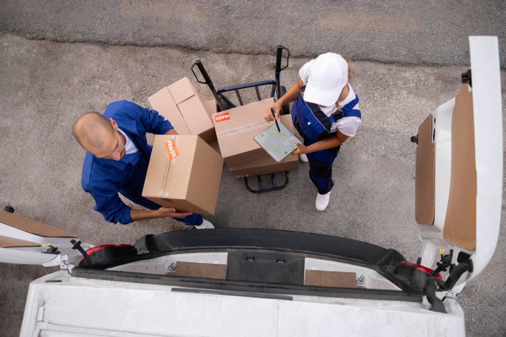full_shot_delivery_people_top_vi.jpg